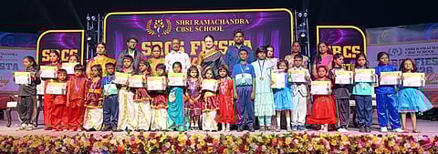  விளையாட்டுப் போட்டிகளில் வெற்றி பெற்றவா்களுக்கும், கலை நிகழ்ச்சிகளில் பங்கேற்ற மாணவ, மாணவிகளுக்கும் பரிசு வழங்கிய நடிகை கௌதமி.