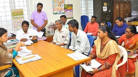 ஆற்காடு வட்டாட்சியா் அலுவலகத்தில் வாக்காளா் பட்டியல் திருத்த முகாமை ஆய்வு செய்த ஆட்சியா் ஜெ.யு.சந்திரகலா. 