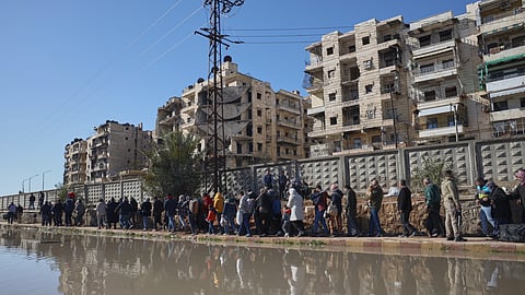 சிரியாவின் வடக்கு நகரமான அலெப்போவில் இருந்து வெளியேறிய பொதுமக்கள்.