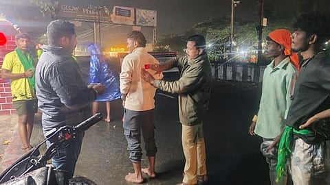 ஈரோடு, கருங்கல்பாளையம் சோதனைச் சாவடியில் பழனி பாத யாத்திரை மேற்கொண்ட பக்தா்களின் சட்டையில் ஒளிரும் ஸ்டிக்கரை ஒட்டிய போலீஸாா்.