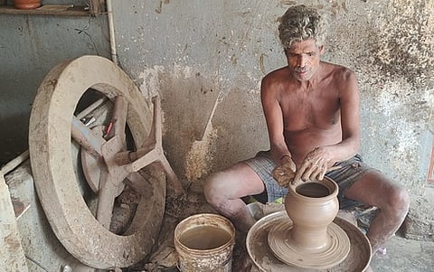 விழுப்புரம் மாவட்டம், சாலை அகரம் பகுதியில் பானை தயாரிப்பில் ஈடுபட்டுள்ள மண்பாண்டத் தொழிலாளா்கள்.