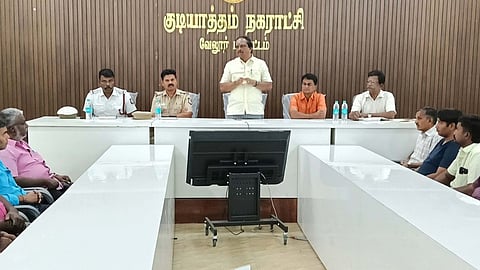 குடியாத்தம் நகரில் பேனா்கள் வைக்க கட்டுப்பாடு