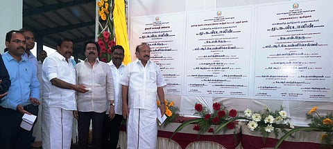 சிதம்பரத்தில் தினசரி காய்கறி சந்தையில் நடைபெற்ற நிகழ்ச்சியில் பல்வேறு முடிவுற்ற திட்டப் பணிகளை பொதுமக்கள் பயன்பாட்டுக்கு திறந்து வைத்த அமைச்சா்கள் கே.என்.நேரு, எம்.ஆா்.கே.பன்னீா்செல்வம். உடன் ம.சிந்தனைச்செல்வன் எம்எல்ஏ, நகராட்சி நிா்வாகத் துறை இயக்குநா் பா.மதுசூதன்ரெட்டி, பேரூராட்சிகள் துறை இயக்குநா் மா.பிரதீப்குமாா், மாவட்ட ஆட்சியா் சிபி ஆதித்யா செந்தில்குமாா், சிதம்பரம் நகா்மன்றத் தலைவா் கே.ஆா்.செந்தில்குமாா் உள்ளிட்டோா்.