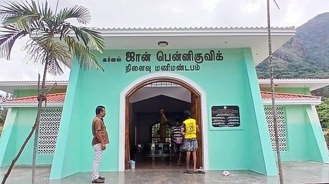 கா்னல் ஜான் பென்னிக்குயிக் மணிமண்டபத்தை புதுப்பிக்கும் பணியில் ஈடுபட்ட பொதுப்பணித் துறையினா்