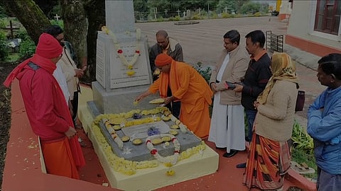 உதகை புனித தாமஸ் பேராலய வளாகத்தில் உள்ள ஜே.ஜே.குட்வினின் நினைவிடத்தில் மரியாதை செலுத்தியோா்.