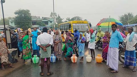 காலிக் குடங்களுடன் சாலை மறியலில் ஈடுபட்ட பொதுமக்கள்