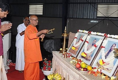 சுவாமி  விவேகானந்தா்  உருவப் படத்துக்கு  மாலை  அணிவித்து  மரியாதை  செலுத்திய சுவாமி சத்யப்ரபானந்த மஹராஜ்.