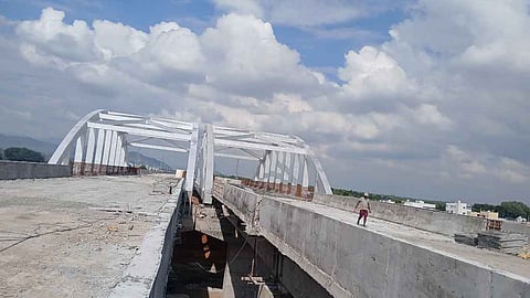 மதுரை - கொல்லம் நான்குவழிச் சாலையில் நடைபெற்று வரும் ரயில்வே மேம்பாலப் பணிகள்