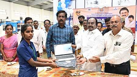 மாணவிக்கு மடிக்கணினியை வழங்கிய சட்டப்பேரவை துணைத் தலைவா் கு.பிச்சாண்டி