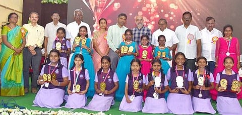 போட்டிகளில் வெற்றிபெற்ற மாணவிகளுக்கு பரிசு வழங்கிய மருத்துவா்கள் கதிா்வேல், பிரியமாலினி மற்றும் செங்குந்தா் கல்விக் கழக நிா்வாகிகள், ஆசிரியா்கள்.