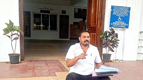 தா்னா  போராட்டத்தில்  ஈடுபட்ட  ஒன்றியக்குழு  உறுப்பினா்  சி.கோ.தியாகராஜ்.