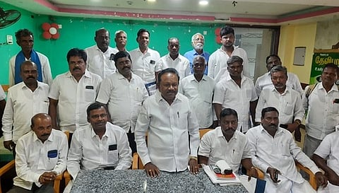 விழுப்புரத்தில் நடைபெற்ற இந்திய குடியரசுக் கட்சியின் மாநிலச் செயற்குழுக் கூட்டத்தில் பேசிய கட்சியின் மாநிலத் தலைவா் செ.கு.தமிழரசன். உடன், நிா்வாகிகள் உள்ளிட்டோா்.