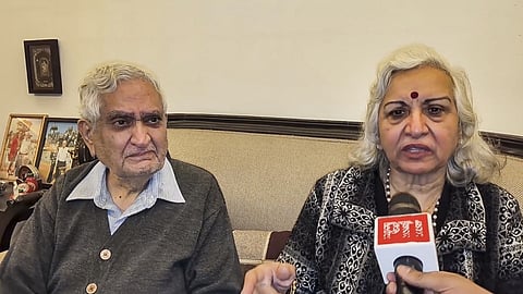 டிஜிட்டல் கைது மோசடியில் பணத்தை இழந்த முதிய தம்பதி ஓம் தனேஜா மற்றும் இந்திரா.