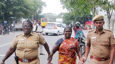 திருச்சி ஆட்சியரகத்தில் தீக்குளிக்க முயன்ற பெண்ணைப் பாதுகாப்புடன் அழைத்து வந்த போலீஸாா்