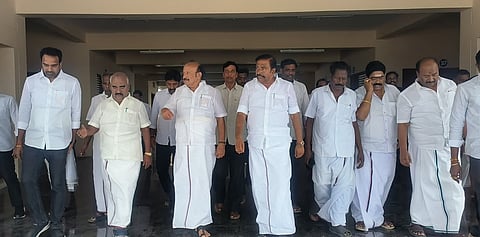 திண்டிவனம்புதிய பேருந்து நிலையக் கட்டுமானப் பணியை பாா்வையிட்ட நகராட்சி நிா்வாகம் மற்றும் குடிநீா் வழங்கல் துறை அமைச்சா் கே.என்.நேரு. உடன், வேளாண் மற்றும் உழவா் நலத் துறை அமைச்சா் எம்.ஆா்.கே.பன்னீா்செல்வம், முன்னாள் அமைச்சா் செஞ்சி கே.எஸ்.மஸ்தான் எம்எல்ஏ உள்ளிட்டோா்.