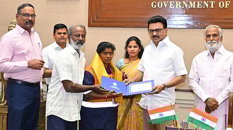 பத்மாவை தலைமைச் செயலகத்துக்கு அழைத்து ரூ.1 லட்சத்துக்கான காசோலையை வழங்கி பாராட்டி, கௌரவித்த முதல்வா் ஸ்டாலின்