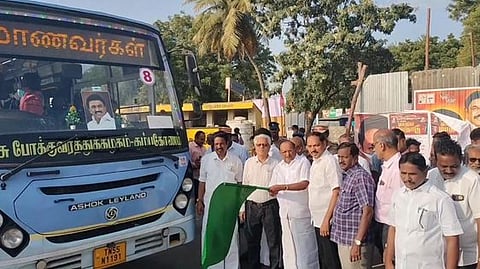 மாணவா்களுக்கான சிறப்புப் பேருந்தை கொடியசைத்து தொடங்கி வைத்த இயற்கை வளங்கள் துறை அமைச்சா் எஸ். ரகுபதி.