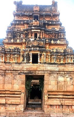 சங்ககிரி மலைக்கோட்டை 3ஆவது நுழைவு வாயிலையடுத்து உள்ள  வரதராஜபெருமாள் கோயில். 