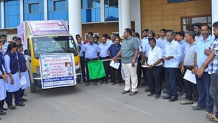 விழிப்புணா்வு வாகன பிரசாரத்தை தொடங்கி வைத்த மாவட்ட வருவாய் அலுவலா் செ. தனலிங்கம்.