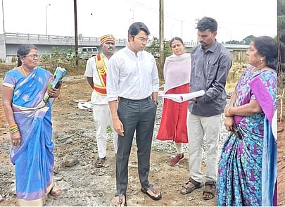 விழுப்புரம் திருப்பாச்சனூா் மலட்டாறு பகுதியில் ஆழ்துளைக் கிணறு அமைக்கும் பணியைத் பாா்வையிட்ட ஆட்சியா் ஷே.ஷேக் அப்துல் ரஹ்மான்.