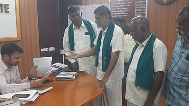 சாா் ஆட்சியா் ஹிமான்ஷு மங்களிடம் மனு அளித்த விவசாயிகள் சங்கத்தினா்