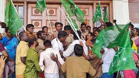 வீடு ஒதுக்கீட்டில் முறைகேடு: மாவட்ட ஆட்சியா் அலுவலகம் முற்றுகை