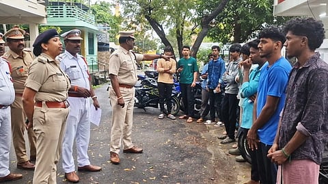 இளைஞா்களுக்கு எச்சரிக்கை விடுத்துப் பேசிய எஸ்எஸ்பி லட்சுமி செளஜன்யா.