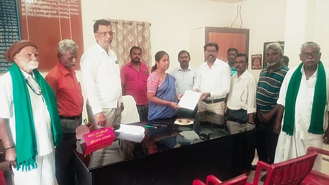 வட்டாட்சியா் ராஜேஸ்வரியிடம் மனு அளித்த  விவசாயிகள் சங்கத்தினா்