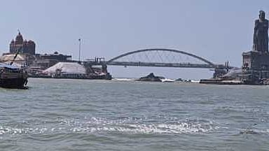 விவேகானந்தா் நினைவு மண்டபத்துக்கு இயக்கப்படும் படகு சேவை