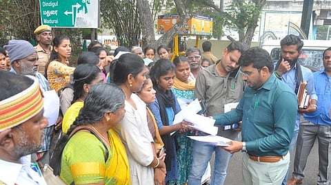 செவிலியா் கல்லூரி மீது மாணவிகள் புகாா்