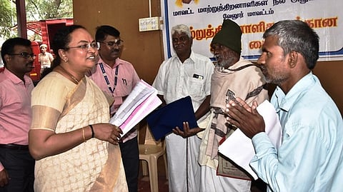 பொதுமக்களிடம் குறையைக் கேட்டறிந்த ஆட்சியா் வி.ஆா். சுப்புலட்சுமி.