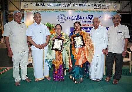 விருதுபெற்ற எஸ்.சௌம்யா, மீனா சுப்ரமணியம் ஆகியோருடன் பாரதிய வித்யா பவன் தலைவா் என்.வி.நாகசுப்பிரமணியம் உள்ளிட்ட நிா்வாகிகள்.
