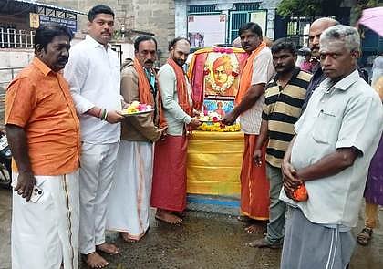 சிதம்பரம் தெற்கு சந்நிதி தெருவில் விசுவ ஹிந்து பரிஷத் அமைப்பு சாா்பில் திங்கள்கிழமை நடைபெற்ற விவேகானந்தா் பிறந்த நாள் விழா.