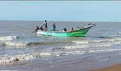 கோடியக்கரை படகுத் துறையிலிருந்து கடலுக்குள் சென்ற மீனவா்கள்.