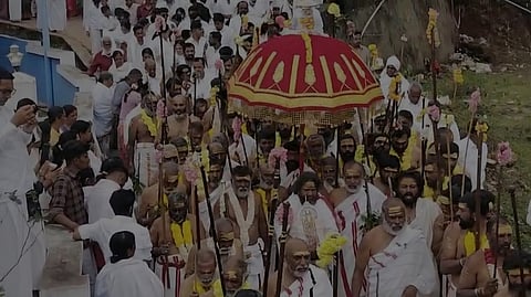 ஹெத்தை அம்மனை ஊா்வலமாக எடுத்துச் சென்ற படுகா் இன மக்கள்.