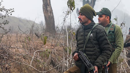 ஜம்முவில் கண்காணிப்பை தீவிரப்படுத்திய பாதுகாப்புப் படையினா்.