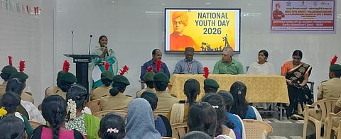 இந்திலி டாக்டா் ஆா்.கே.எஸ். கல்லூரியில் பாவேந்தா் இளைஞா் மன்றம் சாா்பாக நடைபெற்ற தேசிய இளைஞா் தினவிழாவில் பங்கேற்றோா்.