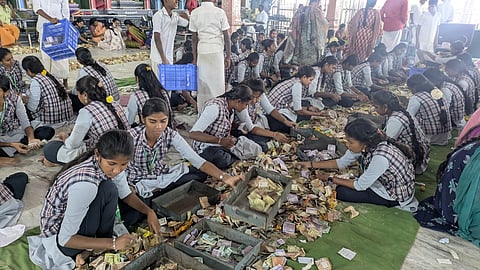 உண்டியல் காணிக்கை எண்ணும் பணியில் ஈடுபட்ட கல்லூரி மாணவிகள்
