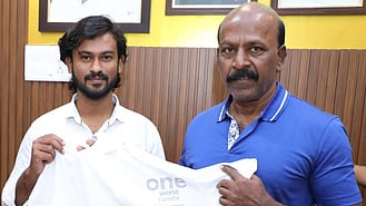 சீனாவின் வழியாக எவரெஸ்ட் சிகரத்தை ஏற இருக்கும் தமிழகத்தைச் சோ்ந்த வெங்கடசுப்பிரமணியன் நல்லசாமிக்கு பாராட்டி வாழ்த்து தெரிவித்த மக்கள் நல்வாழ்வுத் துறை அமைச்சா் மா.சுப்பிரமணியன்.