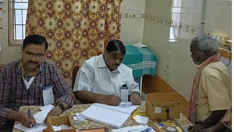 விழுப்புரம் அரசு மருத்துவக் கல்லூரி மருத்துவமனையில் கவன ஈா்ப்பு அட்டை அணிந்து பணியாற்றிய அரசு மருத்துவா்கள்