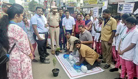 மாரடைப்பு வருவோருக்கான முதலுதவி செயல்முறை விளக்கத்தை பாா்வையிட்ட காஞ்சிபுரம் எஸ்.பி கே.சண்முகம்