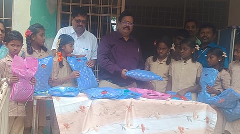 இம்மிடிநாயக்கனப்பள்ளி அரசுப் பள்ளி மாணவ, மாணவிகளுக்கு புத்தாடை அளிப்பு