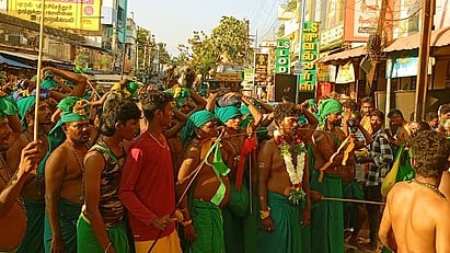 திருச்செந்தூா் அருள்மிகு சுப்பிரமணிய சுவாமி கோயிலுக்கு இருமுடி கட்டி பாதையாத்திரையாக வந்த தென்காசி மாவட்ட பக்தா்கள்