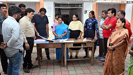 64-ஆவது வாா்டு, சுகாதார ஆய்வாளா் அலுவலகத்தில் ஆய்வு மேற்கொண்ட மேயா் கா.ரங்கநாயகி.