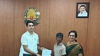 திருப்பூா் மாவட்ட ஆட்சியா் மனீஷிடம் வாழ்த்து பெற்ற மாணவா் ராகேஷ்.