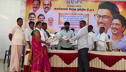 பயனாளிகளுக்கு பொங்கல் பரிசுத் தொகுப்பை வழங்கிய ஆலங்காயம் மேற்கு ஒன்றிய திமுக செயலா் வி.எஸ். ஞானவேலன். 