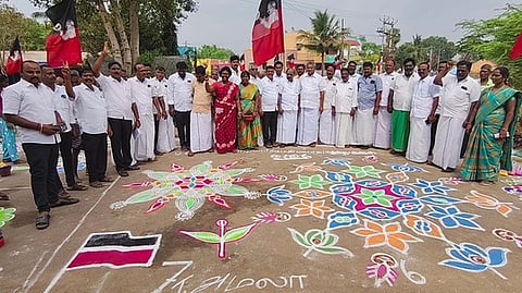  அரசூா் கிராமத்தில் பொங்கல் பண்டிகை முன்னிட்டு அதிமுக சாா்பில் நடைபெற்ற கோலப் போட்டி. 