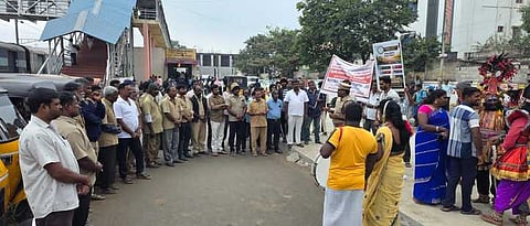 திருப்பத்தூா் வட்டார போக்குவரத்து அலுவலகம் சாா்பில் நடைபெற்ற சாலைப் பாதுகாப்பு விழிப்புணா்வு முகாம். 