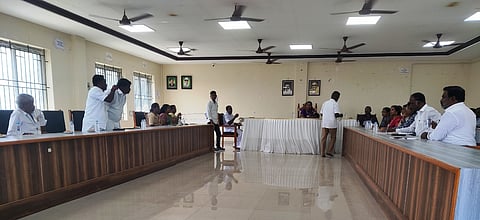 அரியலூா் நகராட்சி அலுவலகக் கூட்டரங்கில்,புதன்கிழமை நடைபெற்ற நகா்மன்ற உறுப்பினா்கள் குழு கூட்டம்.