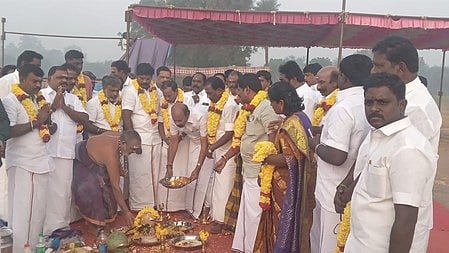 பிரதமா் மோடி பங்கேற்கவுள்ள பொதுக்கூட்ட மேடை அமைப்பதற்கான பூமி பூஜையில் பங்கேற்ற பாஜக, அதிமுக நிா்வாகிகள். 